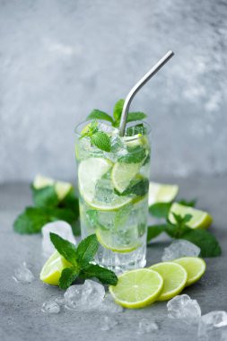 Nane, ıhlamur ve buzlu mojito kokteyli.