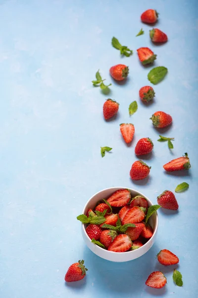 Munt Rijpe Aardbeien Een Witte Schaal Een Blauwe Achtergrond — Stockfoto