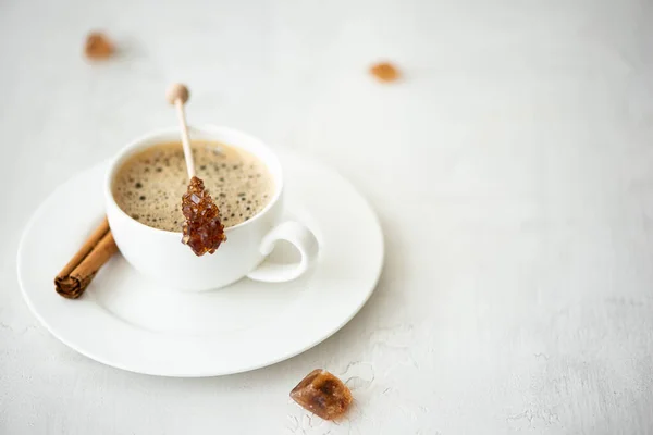 Ένα Φλιτζάνι Μαύρο Καφέ Κανέλα Και Καραμελωμένη Ζάχαρη Ένα Ραβδί — Φωτογραφία Αρχείου