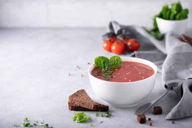 Beyaz kasede ıspanaklı domates püresi çorbası.