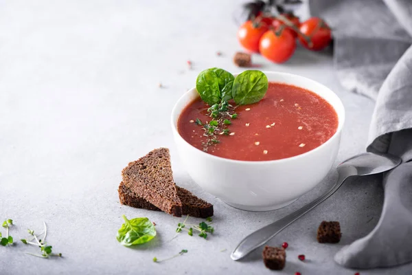 Beyaz kasede ıspanaklı domates püresi çorbası.