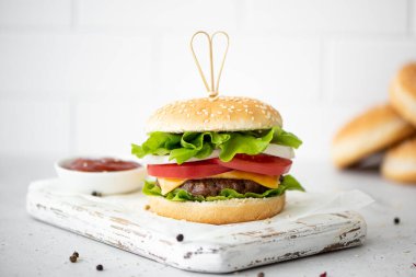 Beyaz tahtada ketçaplı ev yapımı hamburger.