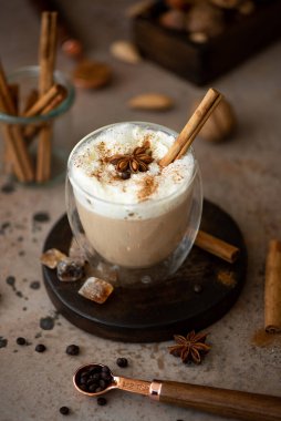 Krem şantili kahve, tarçın ve anason bir bardakta.