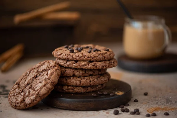 Galletas Chocolate Redondas Con Almendras Una Mesa Madera — Foto de Stock