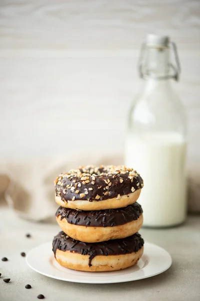 Una Pila Rosquillas Glaseadas Chocolate Con Café Leche Sobre Una — Foto de Stock