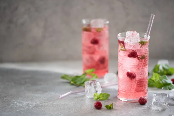 Limonada Fría Con Frambuesas Frescas Menta Vasos Altos — Foto de Stock