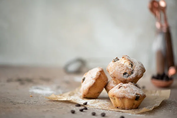 Pequenos Muffins Caseiros Com Canela Chocolate Passas Fundo Leve — Fotografia de Stock