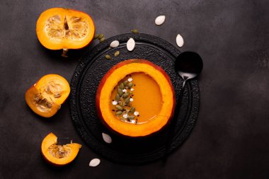 Kabak kabağında kabak püresi çorbası, çekirdekli ve susam tohumlu.