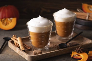 balkabaklı latte, tarçınlı çikolata ve ballı ahşap masa.