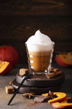 balkabaklı latte, tarçınlı çikolata ve ballı ahşap masa.