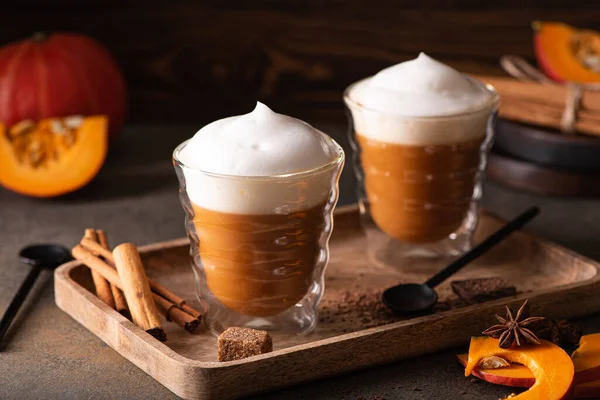 balkabaklı latte, tarçınlı çikolata ve ballı ahşap masa.