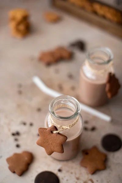 Batido Chocolate Botella Vidrio Con Galletas Jengibre Desmenuzables Mesa — Foto de Stock