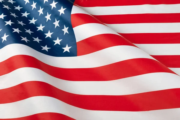 Dalgalı Amerikan bayrağını kapatın. ABD 'nin saten desenli bayrağı. Anma Günü ya da 4 Temmuz. Bayrak ve özgürlük kavramı