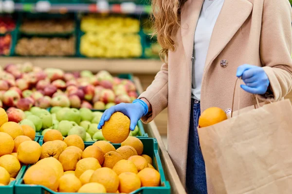 Vásárlás Közben Koronavírus Covid Világjárvány Arcmaszkos Kesztyűs Citrusféléket Vásárol Piacon — Stock Fotó