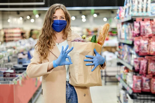 Žena Lékařské Masce Drží Papírový Sáček Výrobky Podepsat Nakupování Během — Stock fotografie