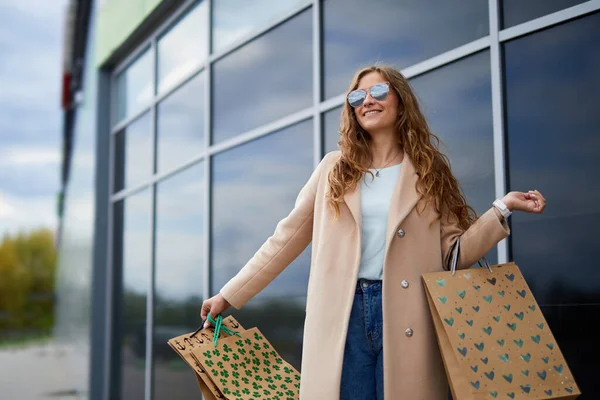 Mulher Com Sacos Compras Saindo Loja Uma Menina Compras Óculos — Fotografia de Stock