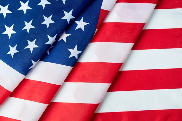 Крупный план взъерошенного американского флага. Атласная текстура искривленного флага США. День памяти или 4 июля. Баннер, концепция свободы — стоковое фото