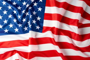 Dalgalı Amerikan bayrağını kapatın. ABD 'nin saten desenli bayrağı. Anma Günü ya da 4 Temmuz. Bayrak ve özgürlük kavramı