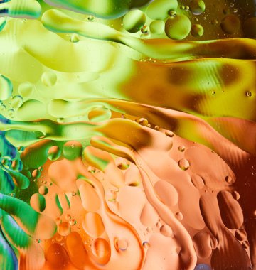 Canlı renklere sahip soyut bir arkaplan. Sudaki yağ damlalarıyla ilgili bir deney. Sanatsal ve renkli baloncukları kapat.