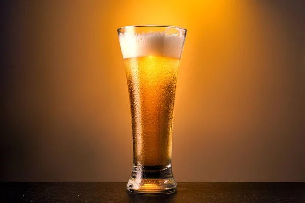 Koud Ambachtelijk Licht Bier Een Glas Met Druppels Een Donkere — Stockfoto