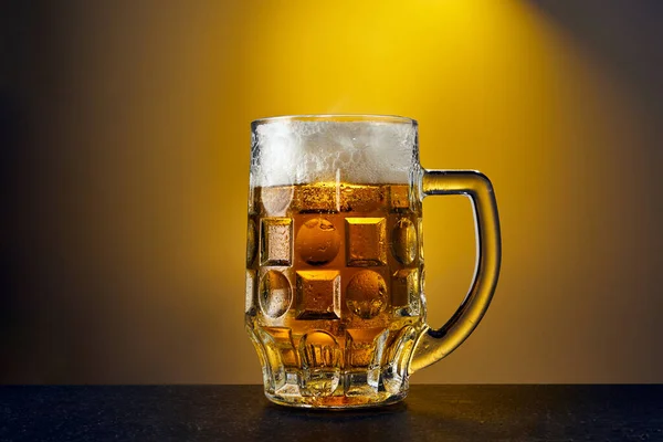 Luce Artigianale Fredda Birra Una Tazza Con Gocce Tavolo Scuro — Foto Stock