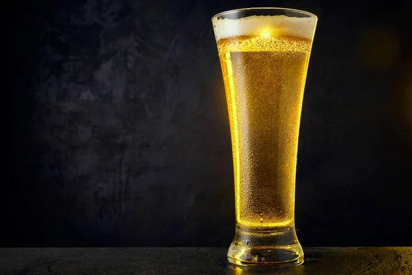 Koud Ambachtelijk Licht Bier Een Glas Met Druppels Een Donkere — Stockfoto