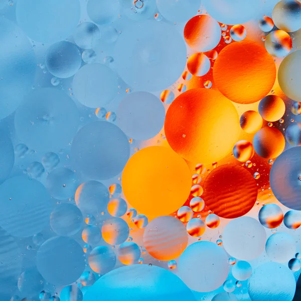 Abstracte achtergrond met levendige kleuren. Experimenteer met oliedruppels op water. Sluit kunstzinnige en kleurrijke bubbels. Ruimtepatroon. — Stockfoto