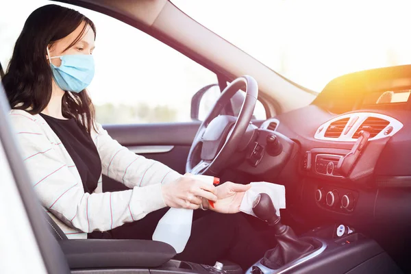 Hembra pulverización de manos desinfectante y toallitas húmedas antisépticas para desinfectar el coche. Limpieza y salud durante el virus Corona, COVID-19. — Foto de Stock