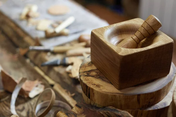 Set timmerlieden gereedschap bij timmerlieden werkplaats. Timmerlieden werkplaats met instrument voor handenarbeid. — Stockfoto