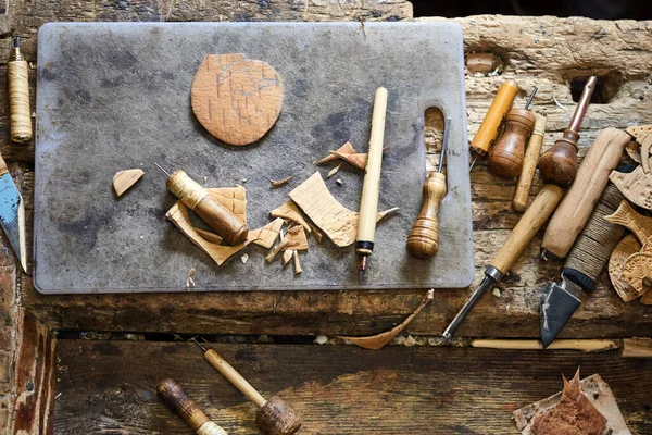 Set di utensili per falegnami in falegnameria. Posto di lavoro per falegnami con strumento per artigianato manuale. — Foto Stock