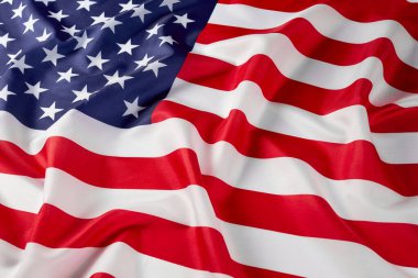 Dalgalı Amerikan bayrağını kapatın. ABD 'nin saten desenli bayrağı. Anma Günü ya da 4 Temmuz. Bayrak ve özgürlük kavramı