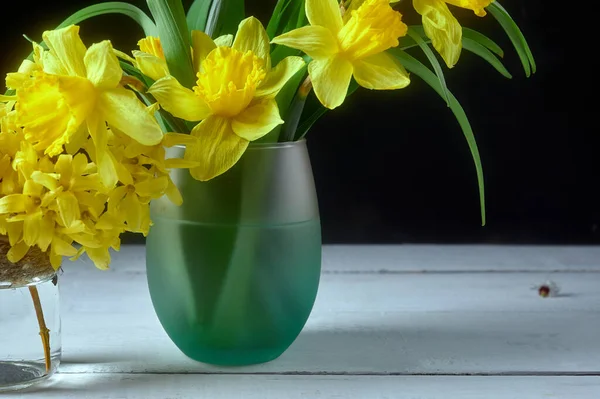 Fleur Narcisse Jaune Dans Vase Verre Avec Eau Entourée Isolé — Photo