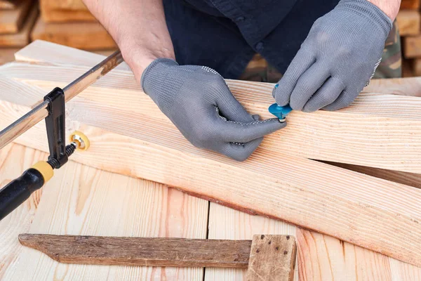 男性木匠手用砂纸在木板上做手工家具 靠近点木制桌子 — 图库照片