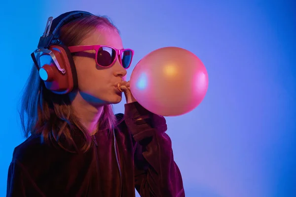 Nastolatek Słuchający Muzyki Słuchawkami Modnym Neonowym Świetle Portret Millenium Ładna — Zdjęcie stockowe