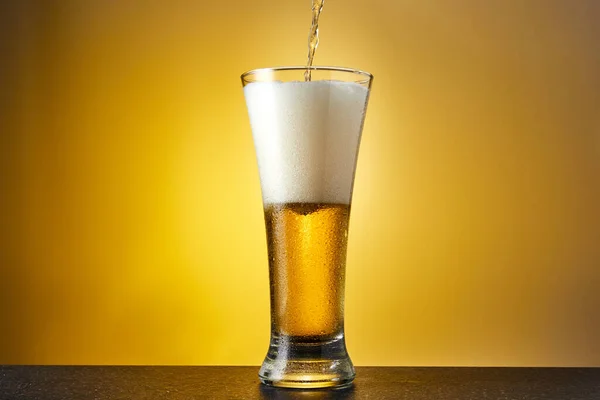 Luce Artigianale Fredda Birra Bicchiere Con Gocce Tavolo Scuro Pinta — Foto Stock