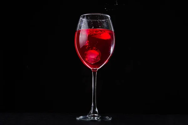 Bicchiere Vite Rossa Fondo Nero Bicchiere Vino Tavolo Scuro Cabernet — Foto Stock