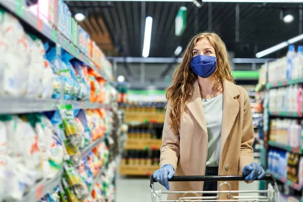 Женщина Маске Лица Использует Тележку Покупает Продукты Супермаркете Время Пандемии — стоковое фото