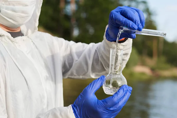 Test Czystości Wody Ręczne Trzymanie Kolby Chemicznej Lub Probówki Wodą — Zdjęcie stockowe