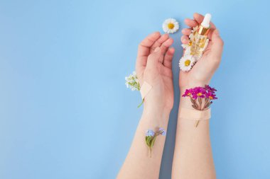 Çiçekli ve yapışkan alçılı el kozmetikleri. Ellerin için kozmetik. Kırışıklık önleyici, günlük kaplıca, güzellik salonu, manikür konsepti.