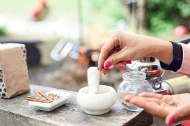 Sıcak bir şeyler içelim. Doğada baharatlı kahve pişirme süreci. Arka plan - kamp ve orman.