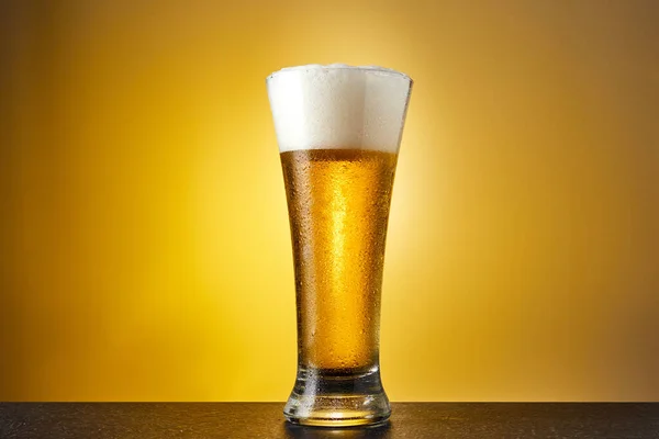 Koud Ambachtelijk Licht Bier Een Glas Met Druppels Een Donkere — Stockfoto