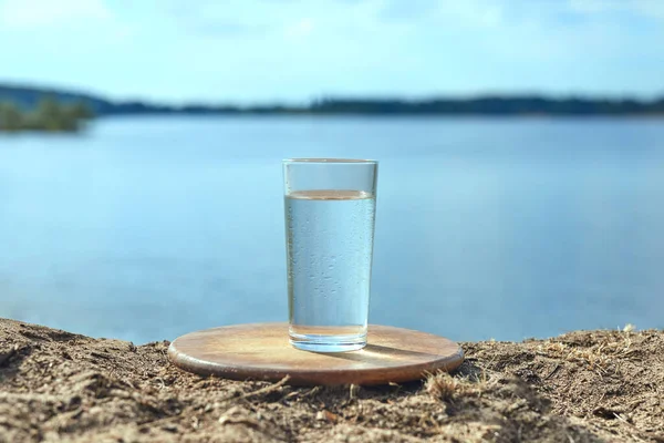 Tiszta Friss Víz Egy Pohárban Folyó Vagy Hátterével Szemben Egészséges — Stock Fotó