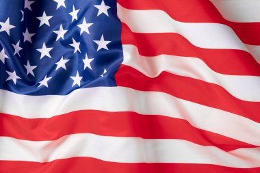 Dalgalı Amerikan bayrağını kapatın. ABD 'nin saten desenli bayrağı. Anma Günü ya da 4 Temmuz. Bayrak ve özgürlük kavramı