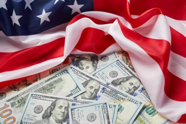 Amerikan bayrağını ve dolar nakitini kapatın. Dolar banknotu ve Amerika Birleşik Devletleri bayrağı. ABD Ekonomisi