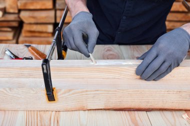 Erkek marangoz elleri ahşap bir masa üzerinde ahşap tutkal ve kereste kullanır. Kapatın. Erkekler için hobi.