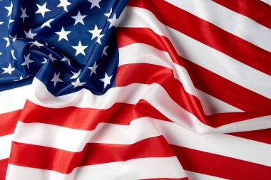 Dalgalı Amerikan bayrağını kapatın. ABD 'nin saten desenli bayrağı. Anma Günü ya da 4 Temmuz. Bayrak ve özgürlük kavramı