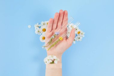 Çiçekli ve yapışkan alçılı el kozmetikleri. Ellerin için kozmetik. Kırışıklık önleyici, günlük kaplıca, güzellik salonu, manikür konsepti.