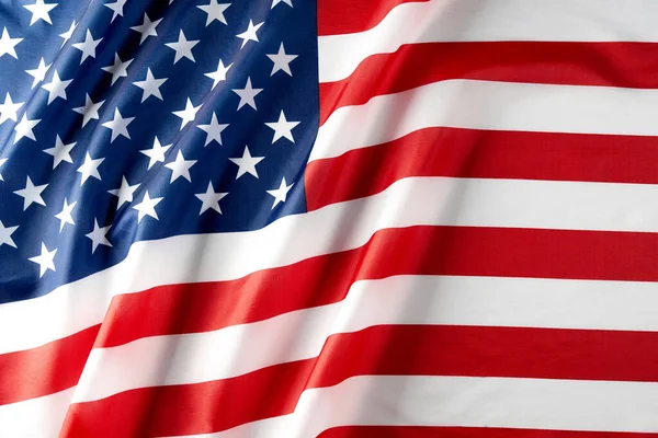 Dalgalı Amerikan bayrağını kapatın. ABD 'nin saten desenli bayrağı. Anma Günü ya da 4 Temmuz. Bayrak ve özgürlük kavramı
