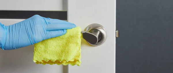 Tangan Wanita Mensterilkan Bersih Dan Mencuci Gagang Pintu Pencegahan Infeksi — Stok Foto