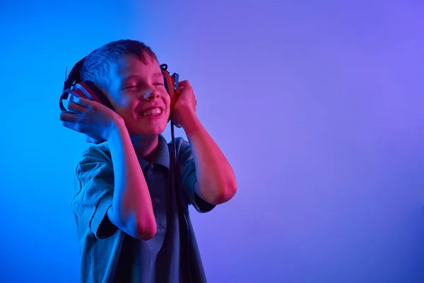 Nastolatek Słuchający Muzyki Słuchawkami Modnym Neonowym Świetle Portret Emocjonalny Ładny — Zdjęcie stockowe